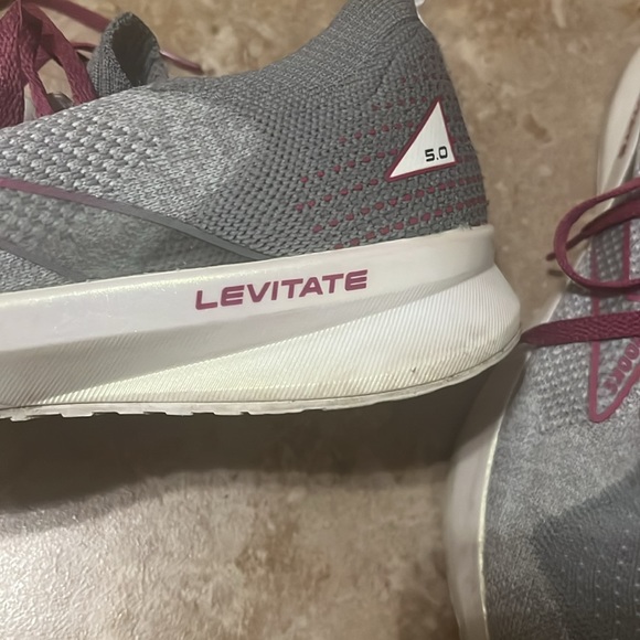 Brooks Levitate 5 Stealth Fit women’s 8.5 - Picture 4 of 9